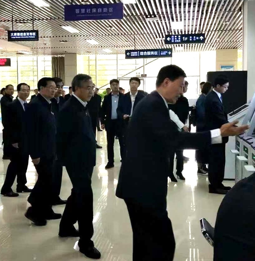胡春华副总理考察郑州人社 国产精品麻豆久久一区无码片智慧大厅自助服务系统受到关注